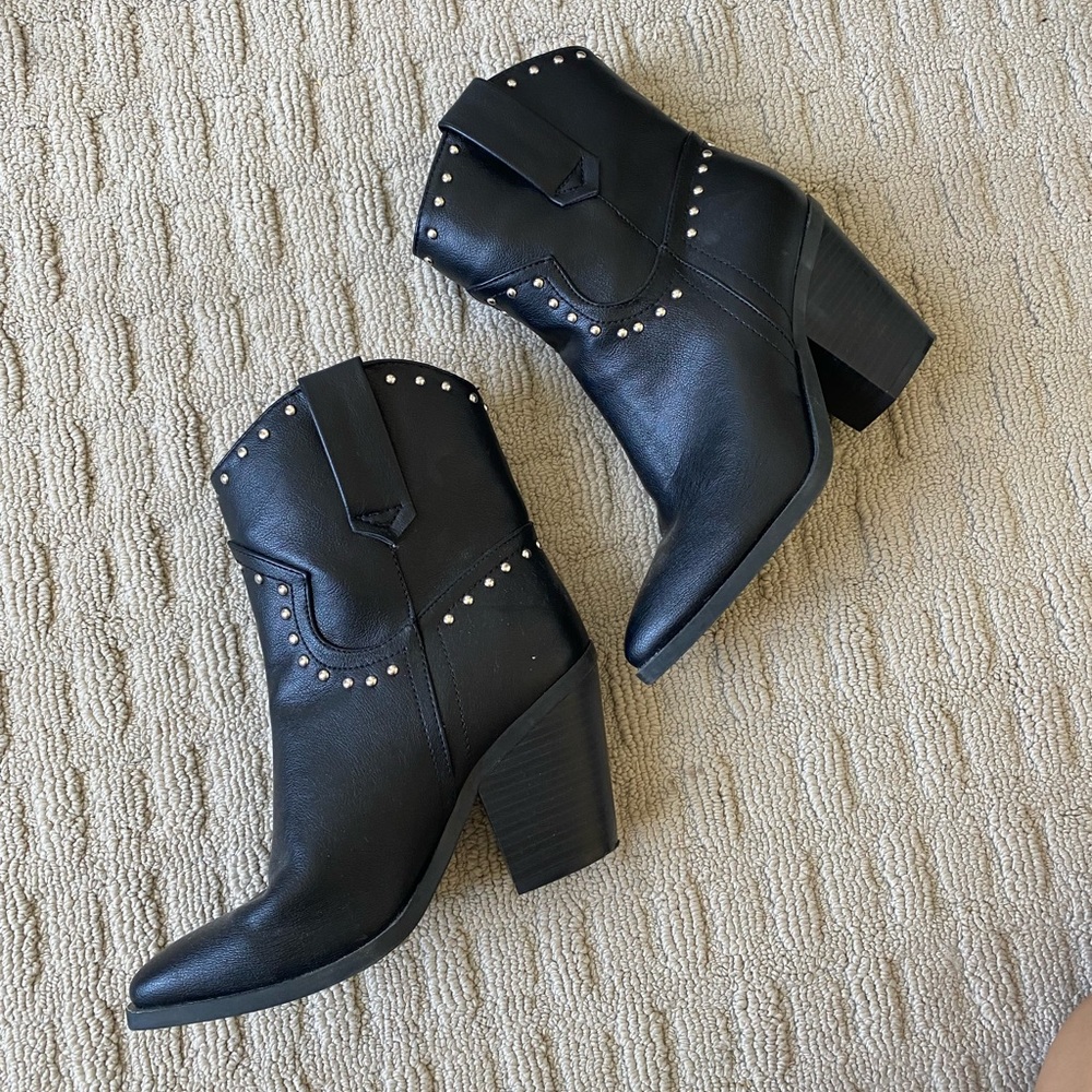 Black cowboy booties with rhinestones (7 1/2)